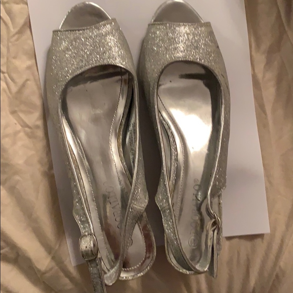Glittery silver pumps